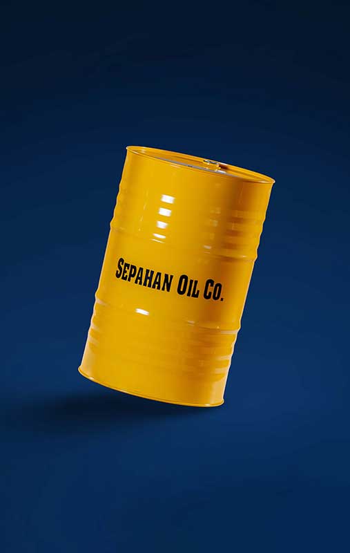 یک عدد بشکه 220 لیتری زرد رنگ با پس زمینه ی سرمه ای که روی آن به لاتین نوشته شده ” SEPAHAN OIL CO ” است.