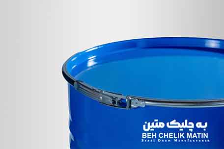 قسمت درب بشکه فلزی آبی رنگ درب باز که رینگ دور درب و چفت آن بیشتر نشان داده می شود.