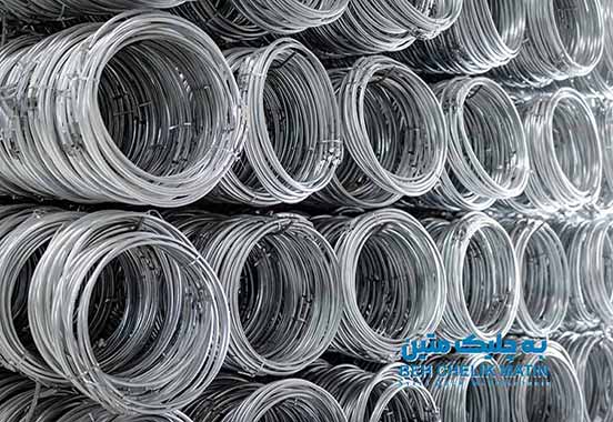 انبار چفت و رینگ بشکه فلزی درب باز که تعداد زیادی چفت و رینگ در چند ردیف به میله هایی آویزان شده است.