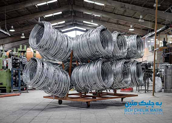 چف و رینگ های بشکه که بصورت دسته شده در کارخانه در استند های مخصوص قرار گرفته است.