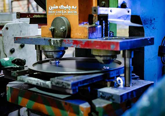 دستگاه تولید کننده درب بشکه فلزی که با دقت تمام توجه به آببند بودن درب بشکه کاملا دیده می شود.