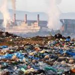 زباله صنعتی جمع شده در زمین وسیع
